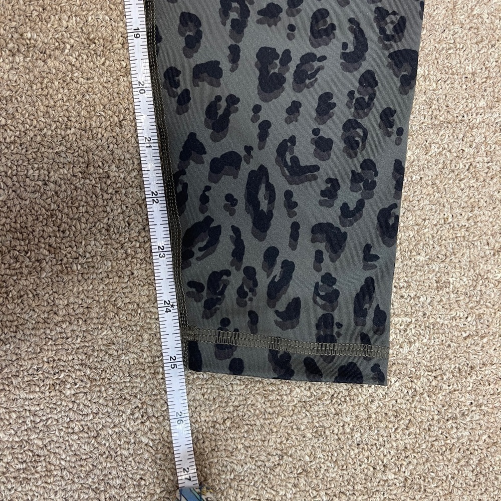 Old Navy: Women’s Active Elevate Go Dry Animal Print Legging, Size S - Picture 8 of 8